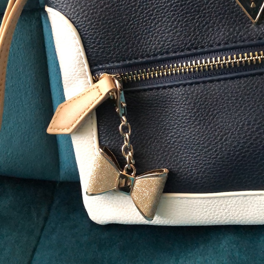 Free w/ purchase or $5 NWOT GUESS Navy/White/Tan Wristlet - Picture 5 of 14